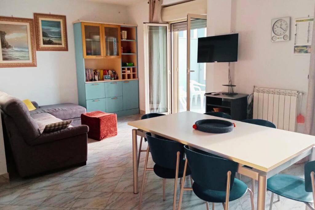 דירות ג'ובינאצו Casa Flora A Due Passi Dal Mare מראה חיצוני תמונה